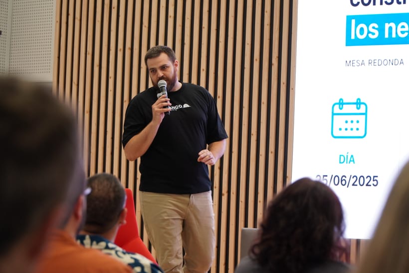 Fausto dando una charla